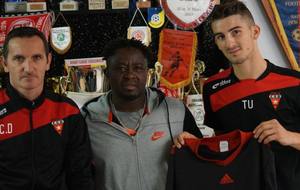 Des maillots du club pour des jeunes footballeurs Africains!