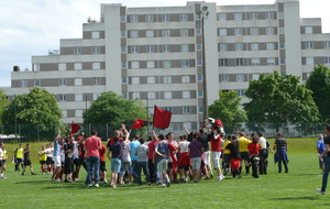 joie des supporters! envahissement du terrain!