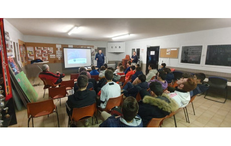 U15 : Intervention sur les dangers d'internet et des réseaux sociaux! 🌍📱